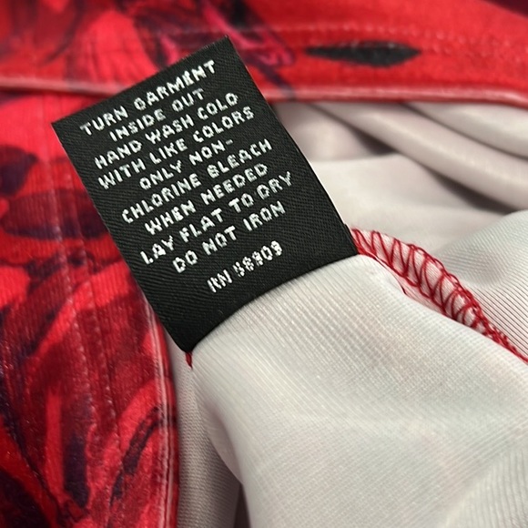 🎩🗝️ NWT $69 Slim Factor Red Floral Top - Runs Large - Picture 4 of 7